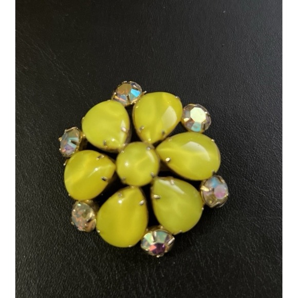 The Unbranded Brand Jewelry - VINTAGE yellow GLASS aurora borealis RHINESTONE BROOCH pin prong